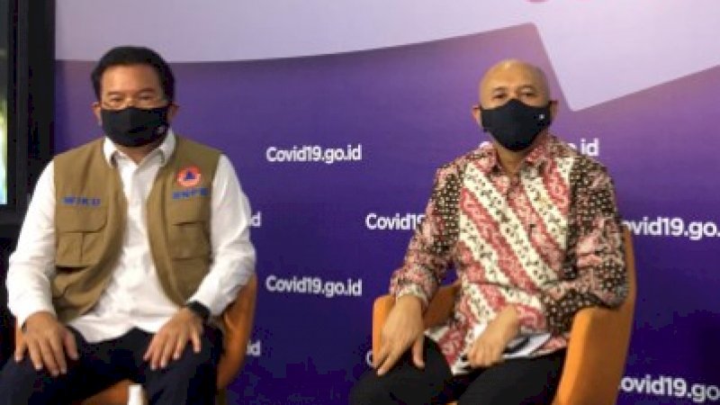 Menteri Koperasi dan Usaha Kecil Menengah (UKM) Teten Masduki (kanan).