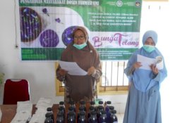 Dosen Farmasi UMI Latih Warga Maros Olah Bunga Telang Jadi Pewarna Alami