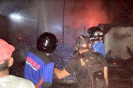 Kebakaran Menimpa Pedagang Gabah di Wajo, Pemilik Baru Bangun Setelah Rumahnya Hangus