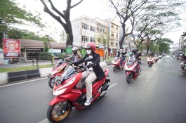 Pengguna Honda PCX150 Tampil dengan Gaya Luxury dalam PCX Luxurious Ride