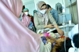 Beri Motivasi Bocah Pasien Tumor Asal Bantaeng, Lies Tunjukkan Bekas Luka Operasi di Lengan