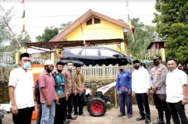 Berikan Bantuan Alsintan, Ilham Azikin: Kita Tetap Produktif di Masa Pandemi