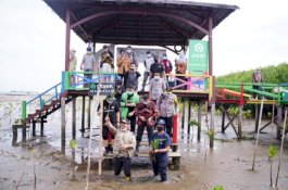 Tanam Mangrove Bersama Driver Gojek, Wagub Sulsel: Mari Wariskan Mata Air, Bukan Air Mata