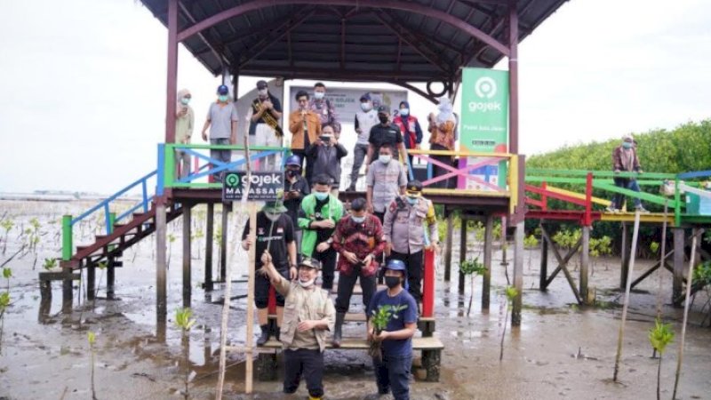 Tanam Mangrove Bersama Driver Gojek, Wagub Sulsel: Mari Wariskan Mata Air, Bukan Air Mata