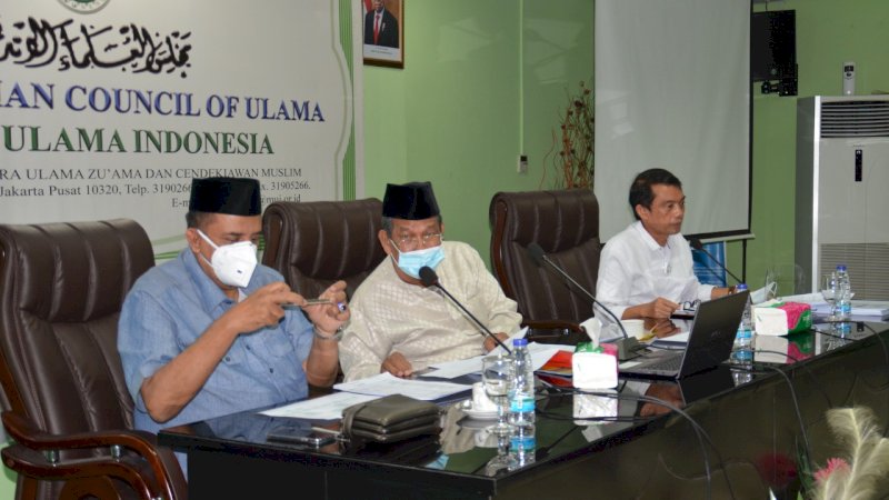 Dari kiri: Yusuf Martak (Bendahara); Basri Bermanda (Ketua OC); dan Rofiqqul Umam Ahmad (Sekretaris OC) Munas X MUI.