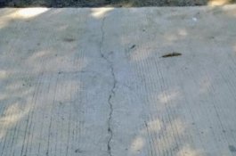 Diduga Dikerja Asal-Asalan, Proyek Rabat Beton Belawa Sudah Retak walau Baru Selesai Dikerjakan