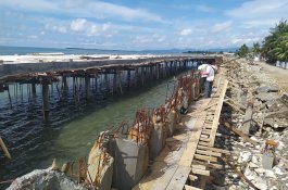 Proyek Pembangunan Mitigasi Pantai Sumpang Binangae Barru Molor