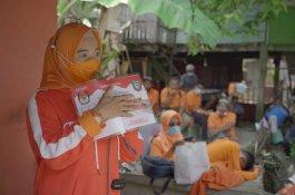 Warga Pulau Ramai-ramai Dapatkan Kartu Anir-Lutfi