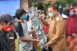 Pjs Bupati Luwu Utara Salurkan Bantuan Kementerian PUPR