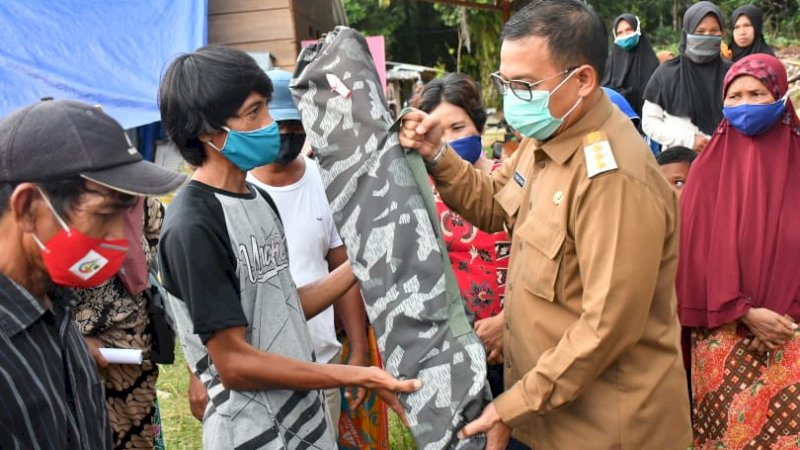 Pjs Bupati Luwu Utara Salurkan Bantuan Kementerian PUPR