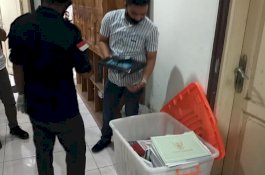 Penyidik Kejaksaan Bawa 1 Boks Berkas dan Laptop Usai Geledah Kantor DPRD Jeneponto