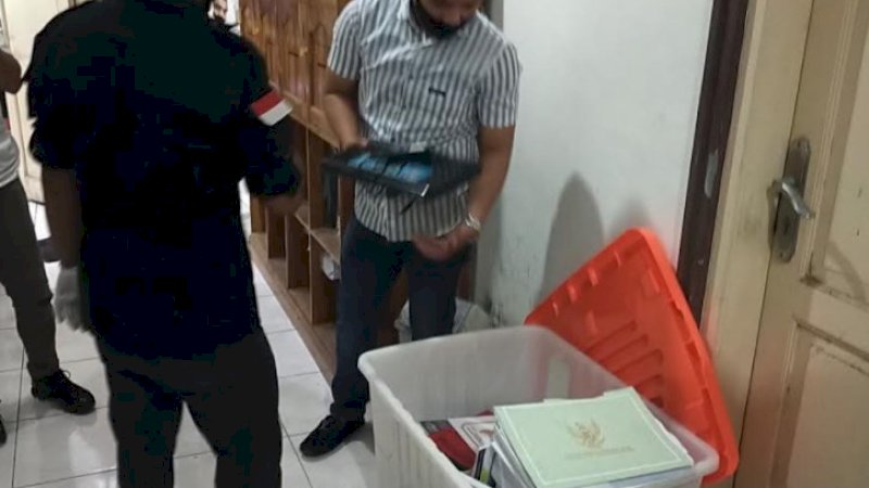 Penyidik Kejaksaan Bawa 1 Boks Berkas dan Laptop Usai Geledah Kantor DPRD Jeneponto