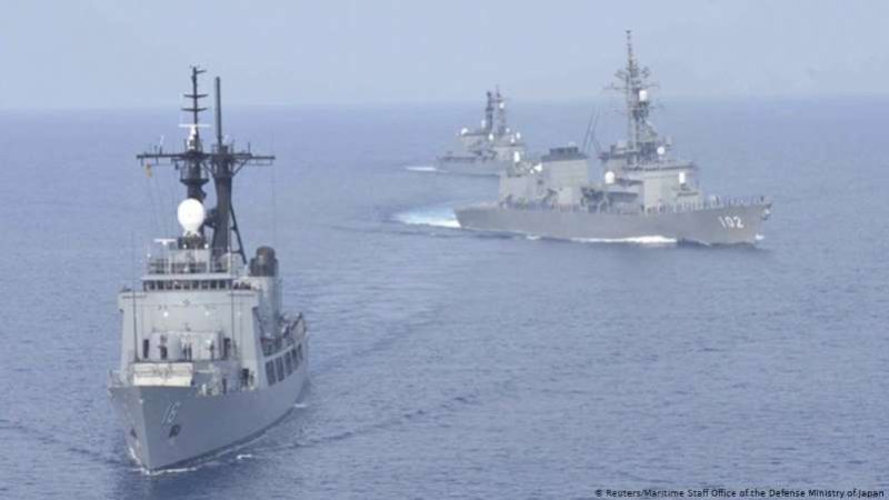 © Reuters/Maritime Staff Office of the Defense Ministry of Japan Kapal perang Jepang Harusame dan Amagiri berlayar di Laut Cina Selatan