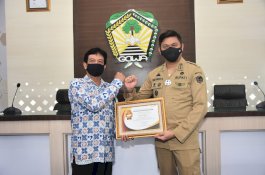 Bupati Gowa Terima Penghargaan dari BKKBN Pusat