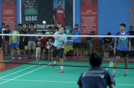 Jelang Pencoblosan,  Danny Pomanto Pilih Main Bulu Tangkis dan Bermain Bola