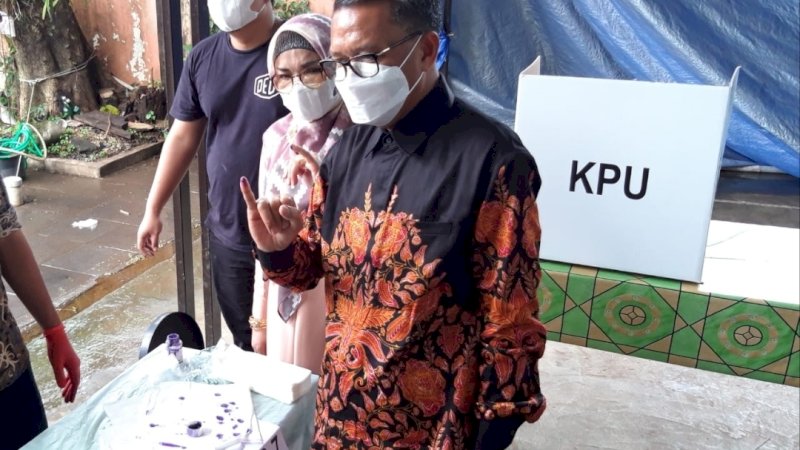Nurdin Abdullah usai menyalurkan hak suara di TPS 23 Kelurahan Tamalanrea Jaya, Kecamatan Tamalanrea. 