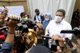 Santai, Sebelum Mencoblos di TPS Sawerigading Appi Asyik Bercanda Bareng Jurnalis