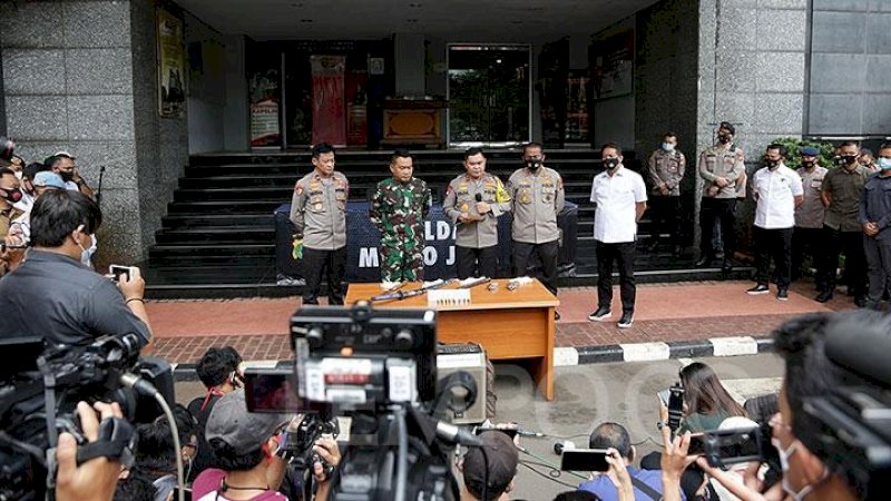 Kapolda Metro Jaya Irjen Pol Muhammad Fadil Imran (kedua kanan) bersama Pangdam Jaya Mayjen TNI Dudung Abdurachman (kedua kiri) memberikan keterangan pers terkait bentrokan antara polisi dan pengikut Rizieq Shihab di Mapolda Metro Jaya, Jakarta, Senin, 7 Desember 2020.  (FOTO: TEMPO)