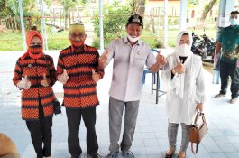 Lutfi Hanafi Ajak Bupati Pangkep Foto Bareng Usai Nyoblos di TPS