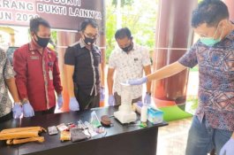 Kejari Jeneponto Musnahkan Barang Bukti Narkotika dan Senjata Tajam