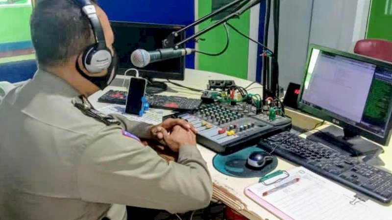 Melalui Radio, Kanit Dikyasa Satlantas Polres Wajo Gelorakan Kembali Wajo Bermasker