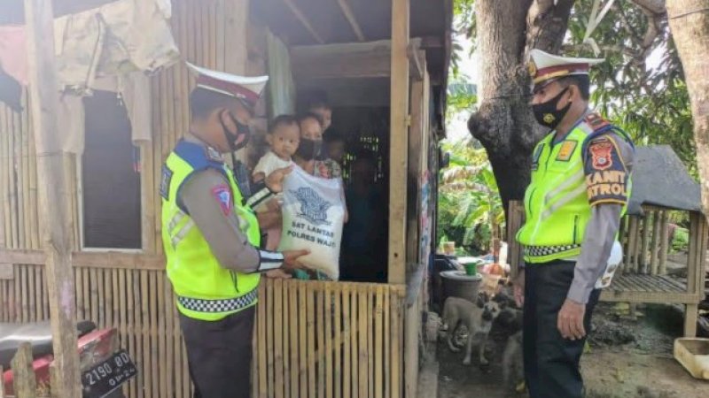 Peduli Warga di Masa Pandemi Covid-19, Satlantas Polres Wajo Rutinkan Patroli Sedekah