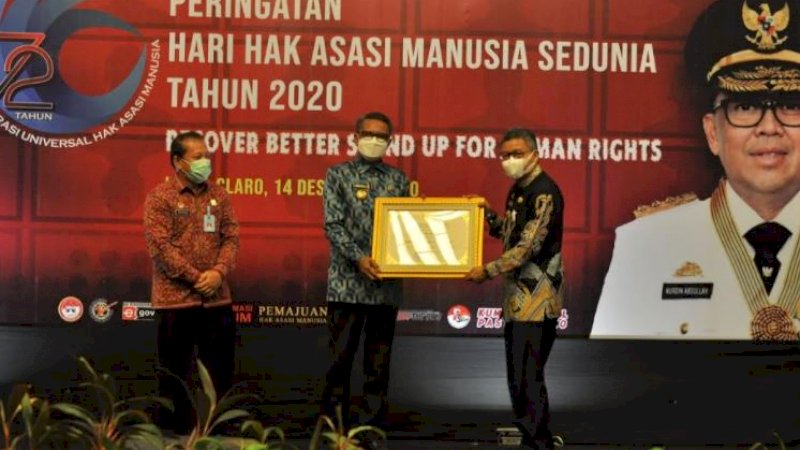 Wali Kota Parepare, Taufan Pawe (kanan), menerima penganugerahan penghargaan Kabupaten/Kota Peduli Hak Asasi Manusia (HAM) pada Peringatan HAM sedunia yang ke-72.