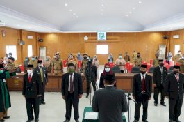 Sukri Sappewali Lantik Lima Anggota KIP Bulukumba