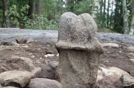 Peneliti Swedia Temukan Batu Kuno Berbentuk Penis, Begini Penampakannya