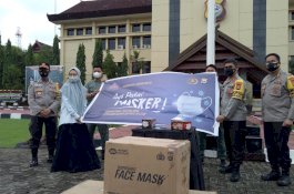 Dibawa Langsung Melinda Aksa, Bosowa Peduli Serahkan Bantuan 500 Ribu Masker ke Polda Sulsel