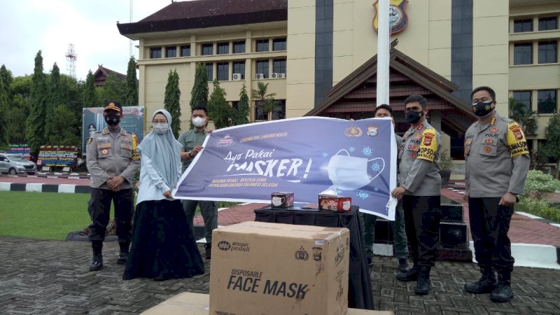 Dibawa Langsung Melinda Aksa, Bosowa Peduli Serahkan Bantuan 500 Ribu Masker ke Polda Sulsel