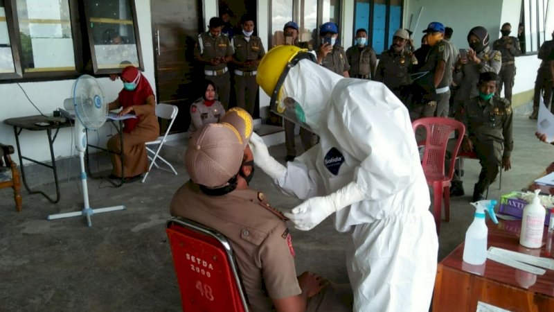 Satpol PP Kabupaten Sinjai Ramai-ramai Tes Swab