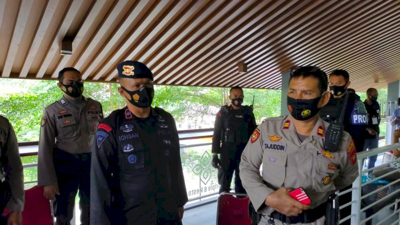 Satbrimob Polda Sulsel Pantau Pengamanan Pleno Rekapitulasi Suara di Soppeng