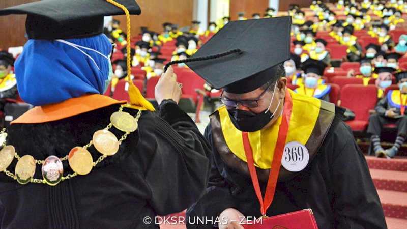 Ikut Wisuda Program Profesi Insinyur, Rektor UNM Prof Husain Syam Kini Berstatus Alumni Unhas