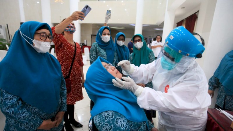 TP PKK Makassar ikuti swab massal gratis di Rumah Wali Kota,  Rabu, (16/12).