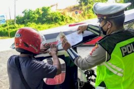Ajak Warga Wajo Patuhi Prokes, Satlantas Polres Wajo Pasang Stiker di Kendaraan Umum