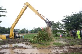 Pemkab Gowa dan TNI-Polri Bersih-bersih Sungai Jeneberang