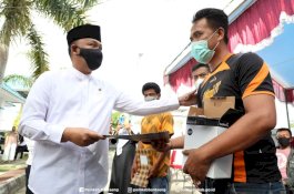 Genjot Hasil Perikanan, Bupati Bantaeng Serahkan Bantuan Alat Tangkap Ramah Lingkungan