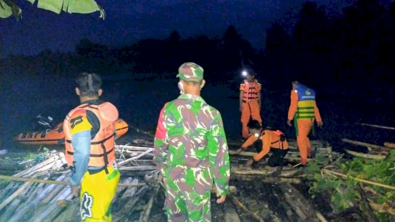 Proses pencarian korban yang tenggelam di Sungai Walennae, Kabupaten Wajo. 
