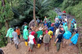 Warga Tinggimoncong Gotong Royong Bersihkan Material Longsor