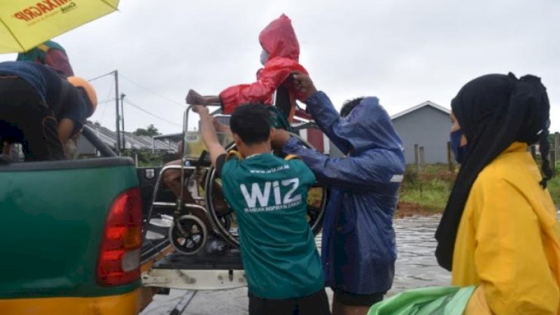 Dua Malam Tidur di Teras karena Terjebak Banjir, Perempuan Muda Ini Diselamatkan Relawan WIZ