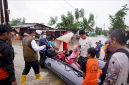 Gendong Balita, Wagub Sulsel Berhasil Bujuk Satu Keluarga untuk Dievakuasi dari Romang Tangaya