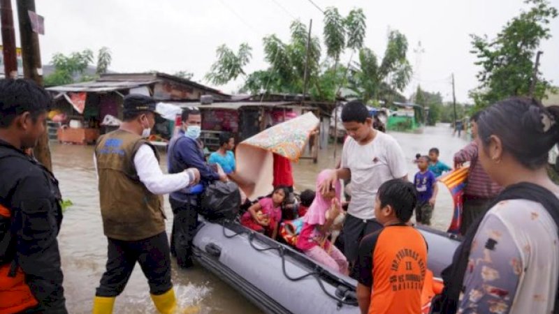 Gendong Balita, Wagub Sulsel Berhasil Bujuk Satu Keluarga untuk Dievakuasi dari Romang Tangaya