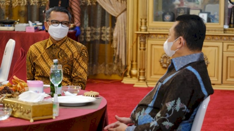 Gubernur Sulsel, Nurdin Abdullah (kiri), berbincang dengan Ketua MPR RI, Bambang Soesatyo. 