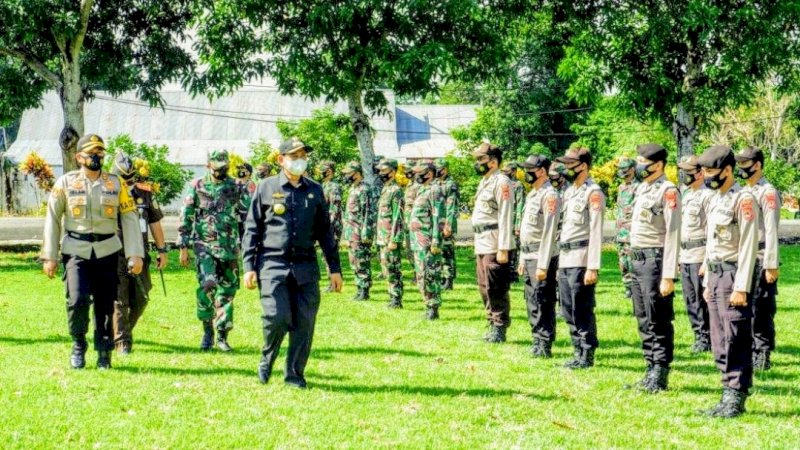 Polres Wajo menggelar apel gelar pasukan Operasi Lilin 2020 di halaman Mapolres Wajo, Polda Sulawesi Selatan, Senin (21/12/2020).