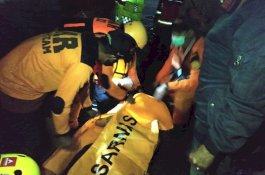 Tim SAR Evakuasi 2 Korban Tenggelam di Pantai Anging Mamiri, 1 Meninggal Dunia