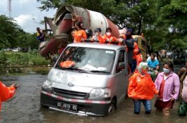 Giliran Relawan Wero Ri Langi ADAMA' Bantu Warga Korban Banjir Makassar