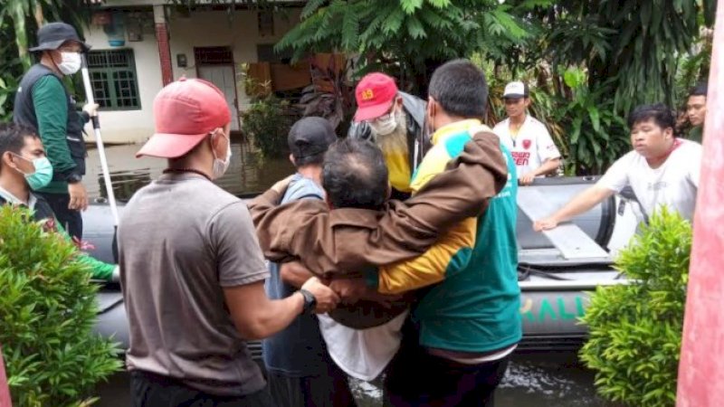 Relawan WIZ Terobos Genangan untuk Evakuasi Warga Sakit yang Terjebak Banjir