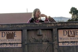 Uangnya Dipakai Liburan, Pasangan Ini Bertahan Hidup dengan Memakan Makanan Tong Sampah