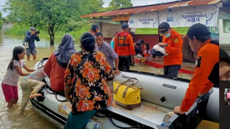 Proses evakuasi warga terdampak banjir oleh Basarnas Makassar.